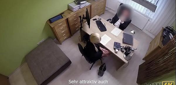 LOAN4K. Smart Teen Chick kommt mit rasierter Muschi zum Leihbüro